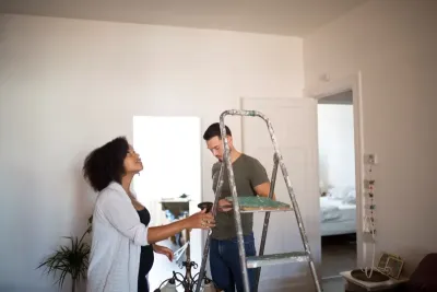 Un couple réalise des travaux dans leur appartement