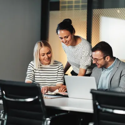 Des employés en réunion autour d'une table