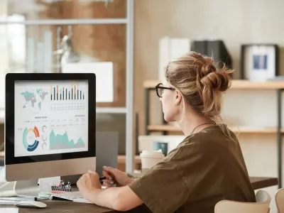 Vrouw die naar data op computer kijkt