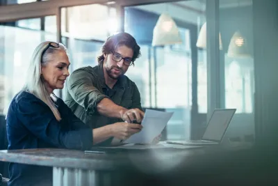 Deux entrepreneurs discutent en réunion