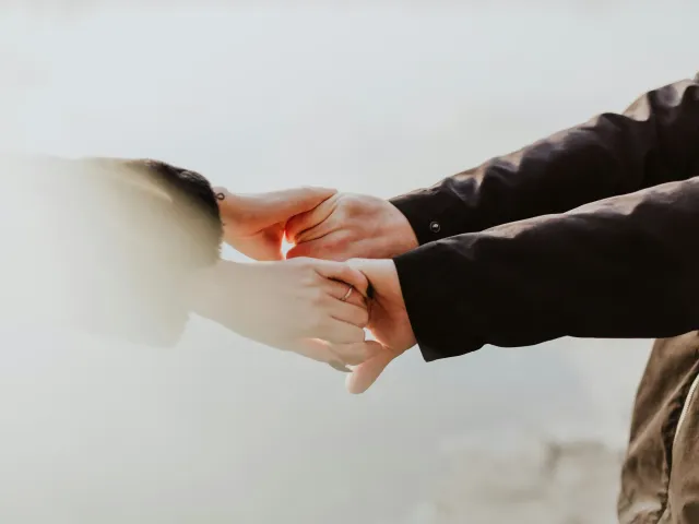 un couple se tient par les mains