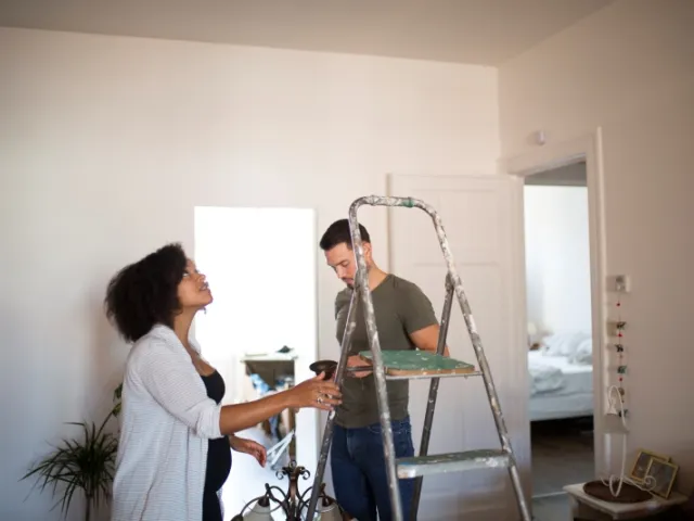 Un couple fait des travaux de rénovation dans leur maison en France.