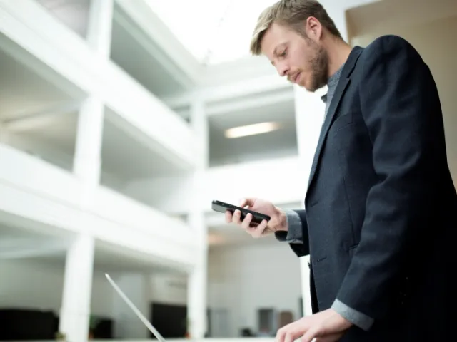 Un homme utilise son téléphone à son travail