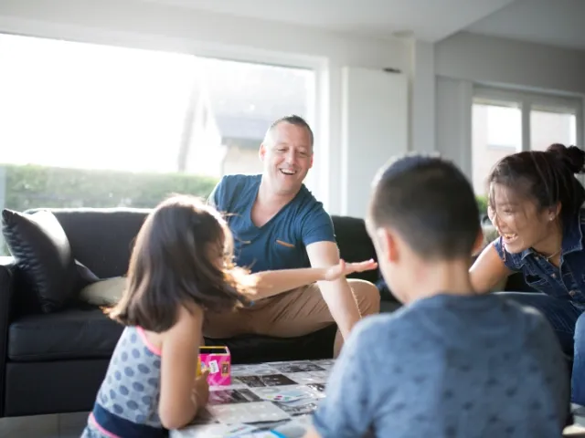 une famille joue dans son salon