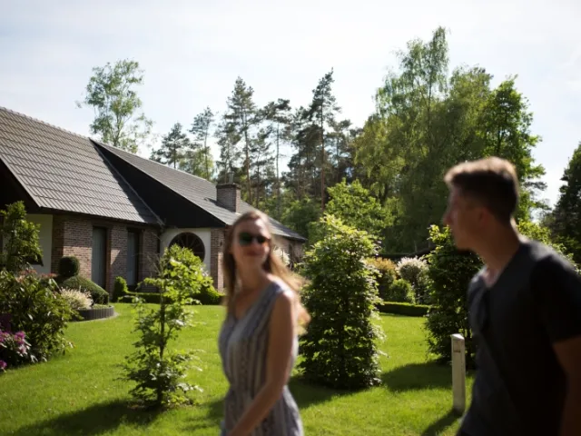 un couple dans le jardin
