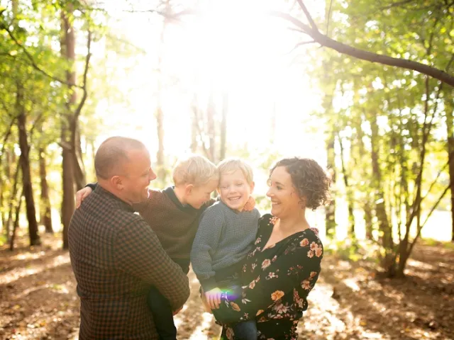 un couple et deux enfants en forêt