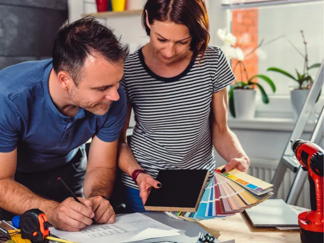 Un couple entame des travaux de rénovation dans leur maison en France.