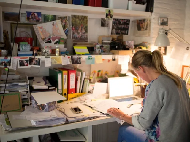 Une femme travaille, à domicile, à son bureau.