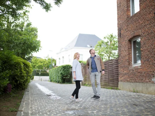 Un couple se balade dans une ville en France