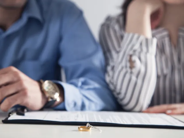 Un couple va signer les papiers du divorce.