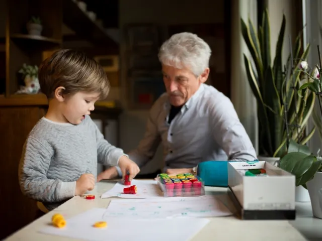 Un grand-père avec son petit-fils.