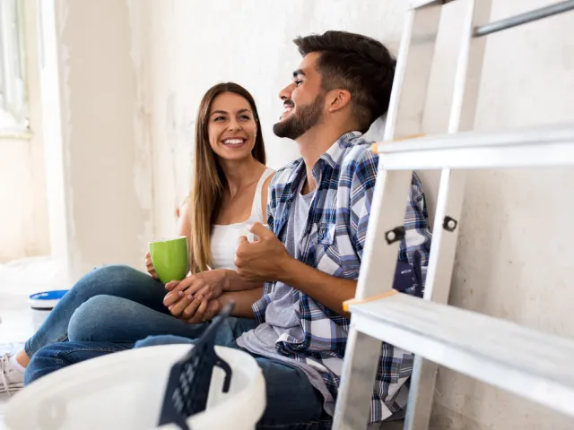 Un couple entame une rénovation de leur bien immobilier à France.