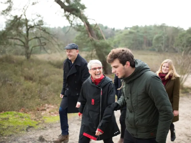 Une famille se balade en forêt en France et aborde des questions de succession.