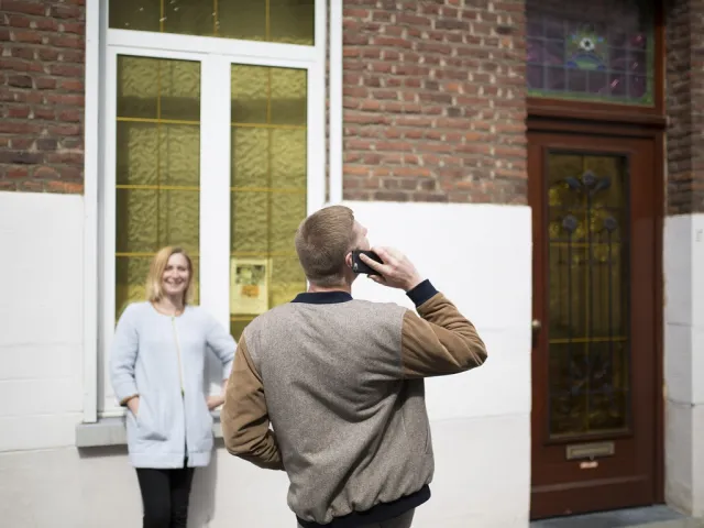 Un couple se renseigne par téléphone sur l'achat immobilier.