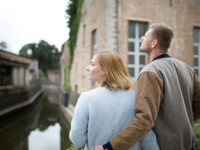 Un couple regarde une maison à vendre en France avant de faire une offre.