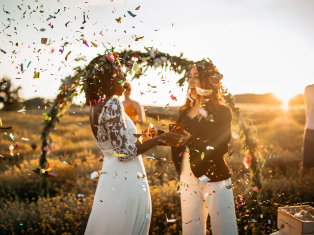 Cérémonie de mariage laïque entre deux femmes en France après avoir rédigé un contrat de mariage chez leur notaire..