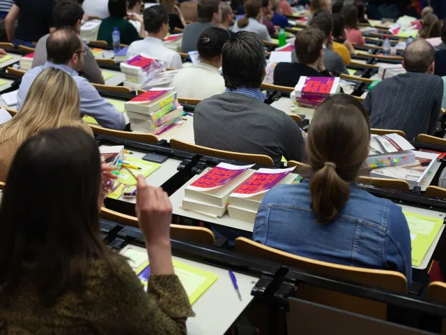Des candidats passent le concours notarial 2024 dans l'espoir de devenir notaire en France.
