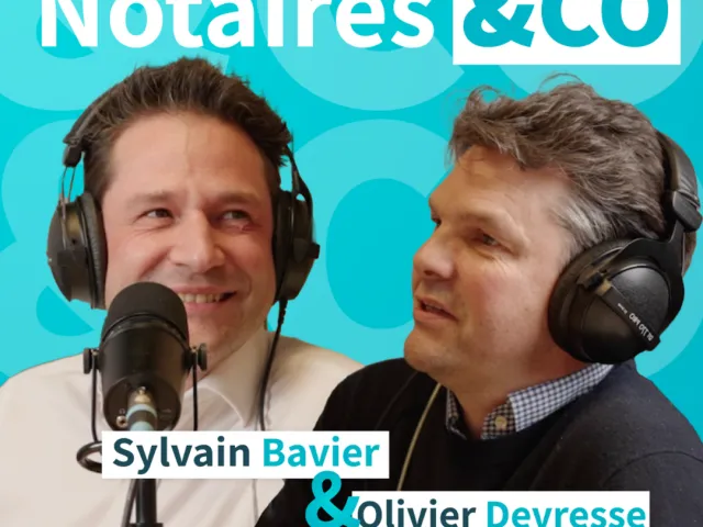 Un notaire et un conseiller juridique financier discutent des conditions d'octroi de crédit hypothécaire en France dans un épisode de podcast Notaires&CO.