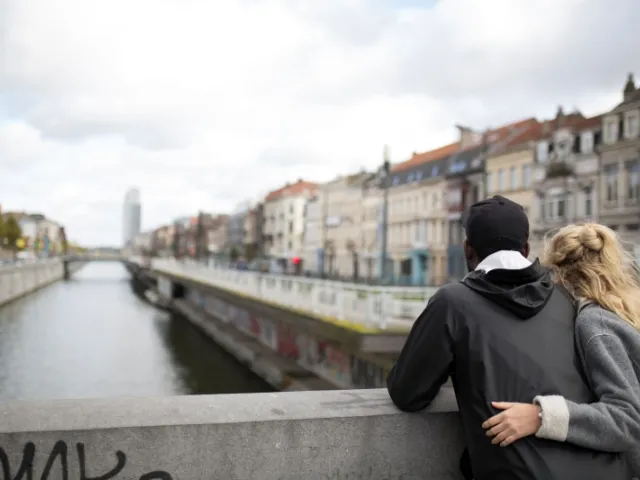Un couple regarde les appartements et les maisons à France.