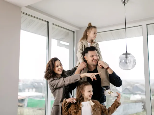 Une famille visite une maison à acheter en France.