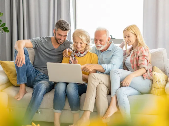 Une famille lit l'article de Notaire-Cabinet au sujet d'une donation par virement bancaire ou une donation d'argent réussie pour éviter une grosse taxation.