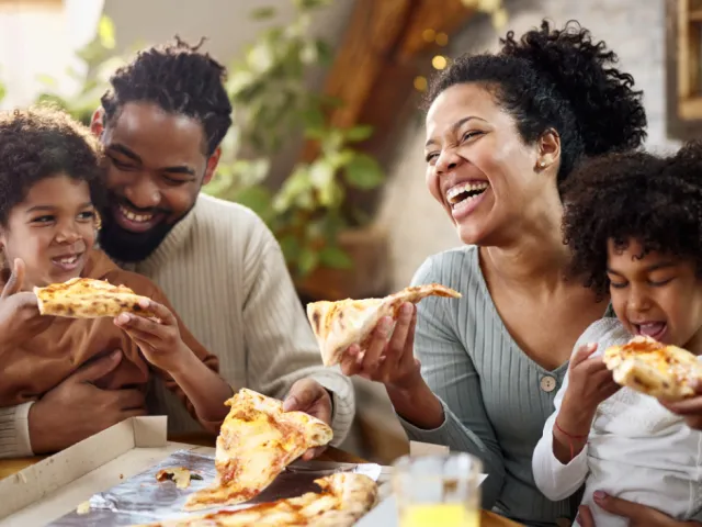 Une famille sereine après un rendez-vous chez le notaire pour anticiper les risques de l'avenir.