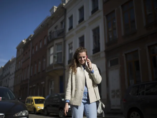 Une jeune femme achète un bien immobilier seule en France.